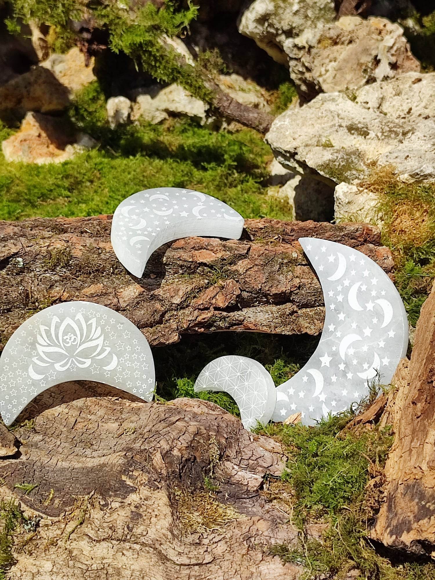 Mini Lune de sélénite gravée de ses fleurs de vie