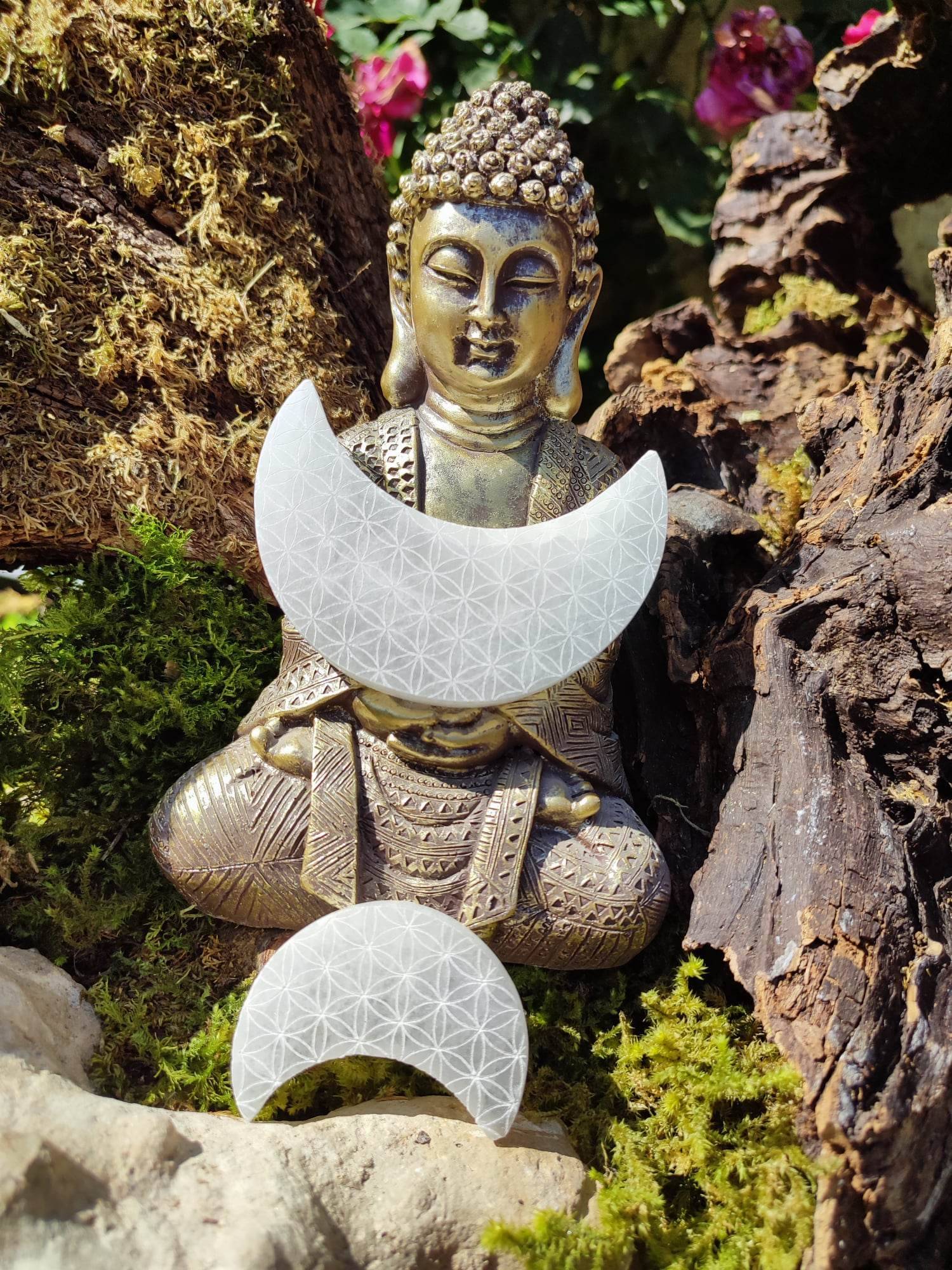 Mini Lune de sélénite gravée de ses fleurs de vie