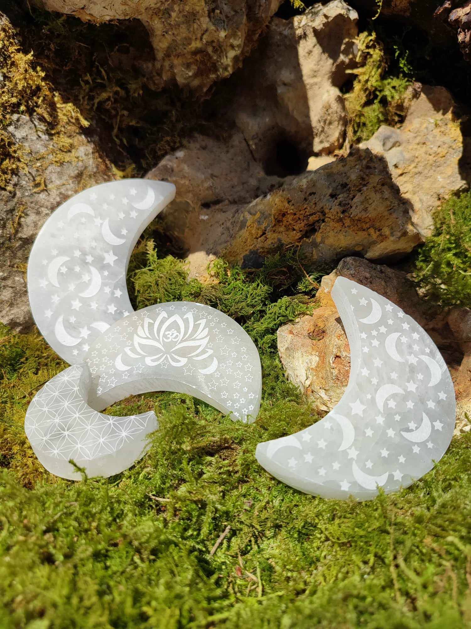 Mini Lune de sélénite gravée de ses fleurs de vie