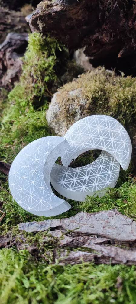 Mini Lune de sélénite gravée de ses fleurs de vie